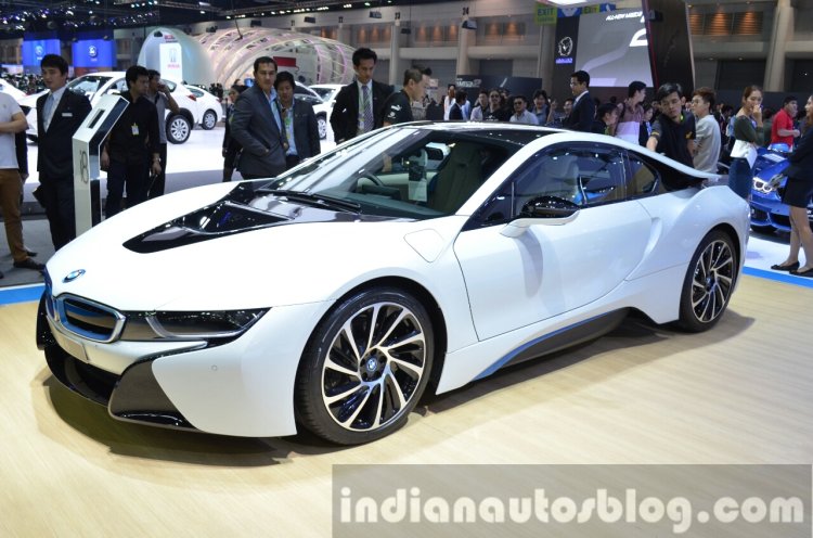 2015 BMW i8 front three quarters at the 2014 Thailand Motor Expo