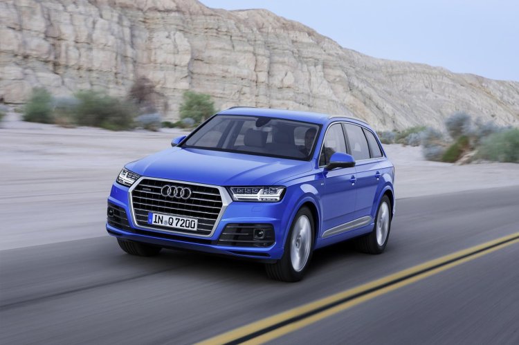 2016 Audi Q7 front three quarters in motion
