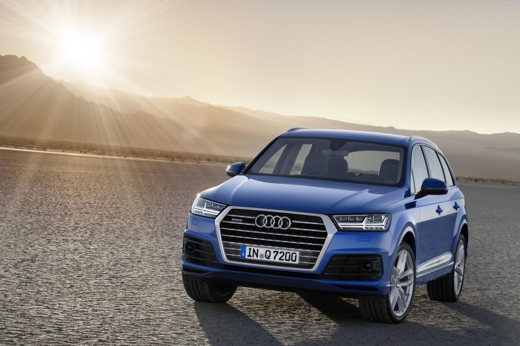 2016 Audi Q7 front three quarters