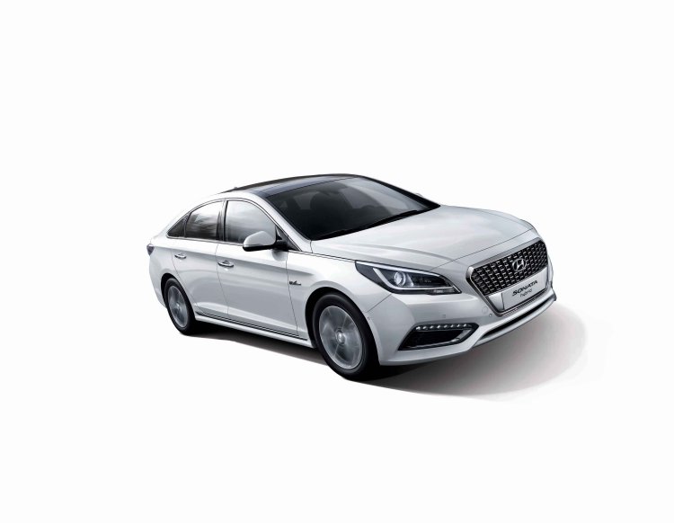 2015 Hyundai Sonata Hybrid front three quarter launch