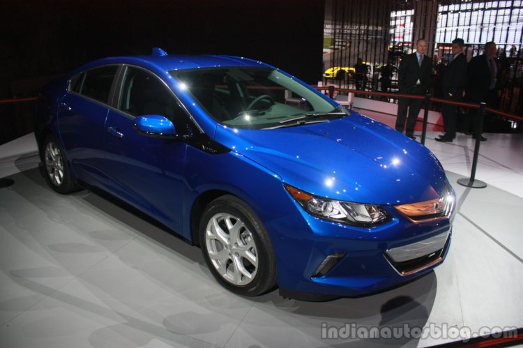 2016 Chevrolet Volt front three quarter at the 2015 Detroit Auto Show