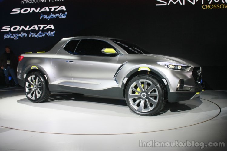 Hyundai Santa Cruz Crossover Concept front quarter at the 2015 Detroit Auto Show