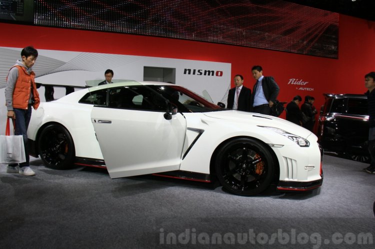 NISSAN GT-R NISMO N Attack Package front three quarter