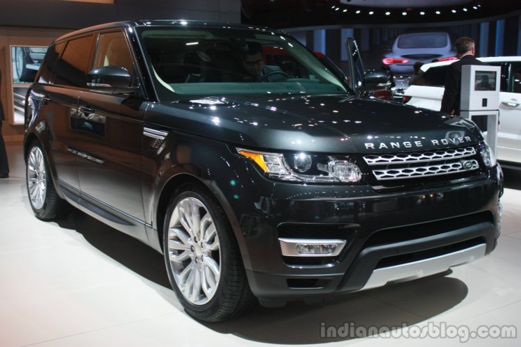 Range Rover Sport front three quarter at the 2015 Detroit Auto Show