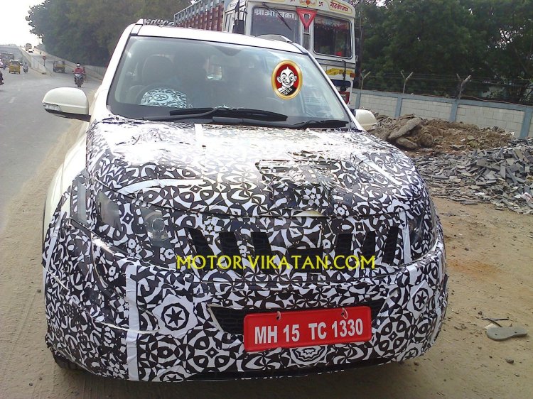 Refreshed Mahindra XUV500 front spied