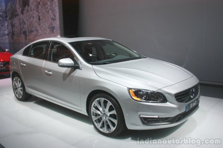 Volvo S60 Inscription front three quarters left at the 2015 Detroit Auto Show