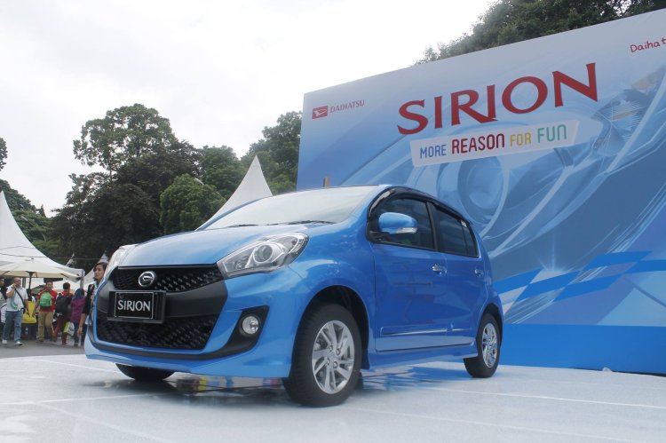 2015 Daihatsu Sirion front three quarter