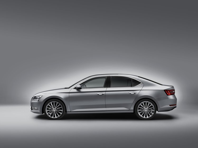 2016 Skoda Superb side view