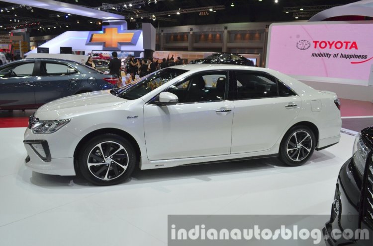 2015 Toyota Camry Extremo side at the 2015 Bangkok Motor Show