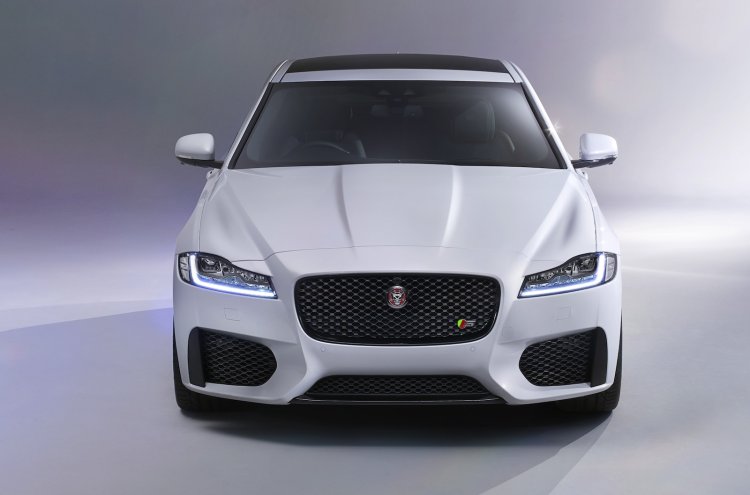 2016 Jaguar XF front fascia zoom-in