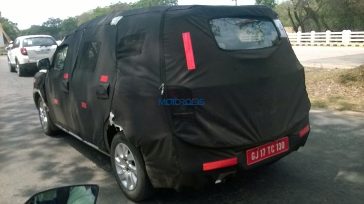 Top-end Chevrolet Spin spied testing, launch in 2016