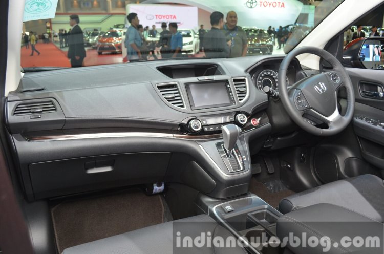 Honda CR-V (facelift) dashboard at the 2015 Bangkok Motor Show