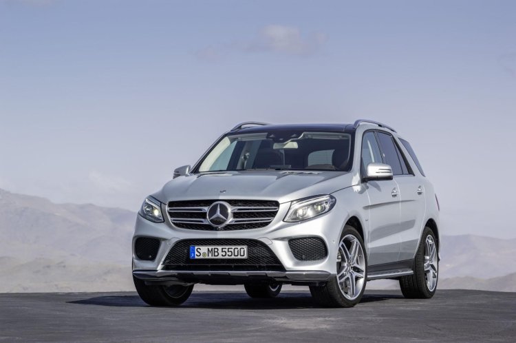Mercedes GLE front three quarter official image