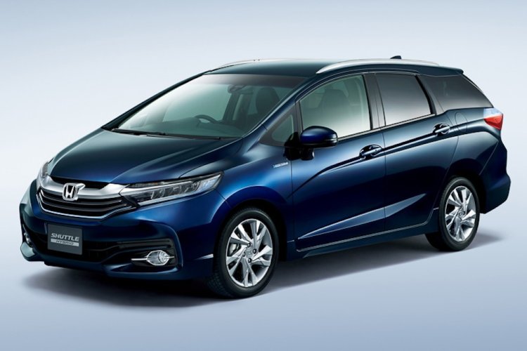2015 Honda Shuttle front three quarter right (Japanese market)