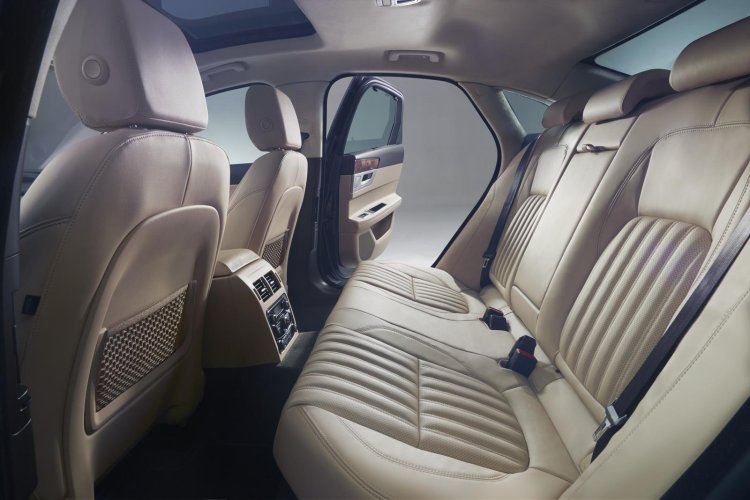 2016 Jaguar XF rear seat official image