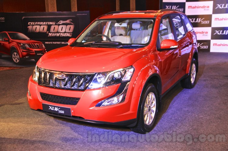 2015 Mahindra XUV500 facelift W10 front quarters