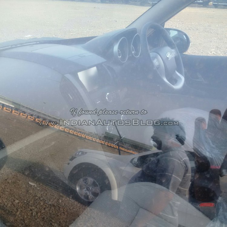 2015 Mahindra XUV500 interior (New Age XUV500) spyshot