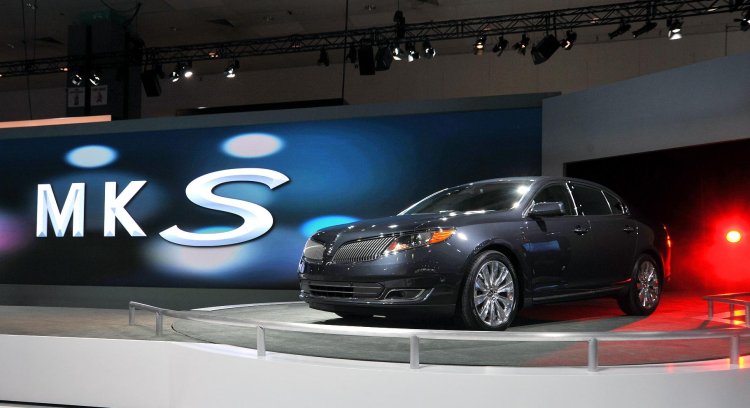 2012 Lincoln MKS front three quarter unveil
