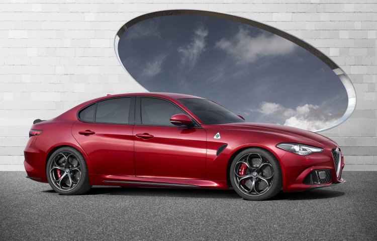 2016 Alfa Romeo Giulia side unveiled press shot