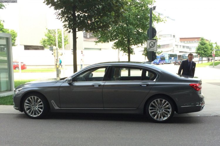 2016 BMW 7 Series side (1) spotted for first time post unveil