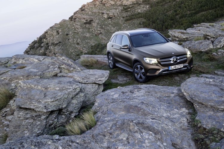 2016 Mercedes GLC standard front quarter unveiled press images