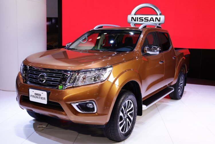 Nissan Frontier at the International Exhibition of Buenos Aires front three quarter