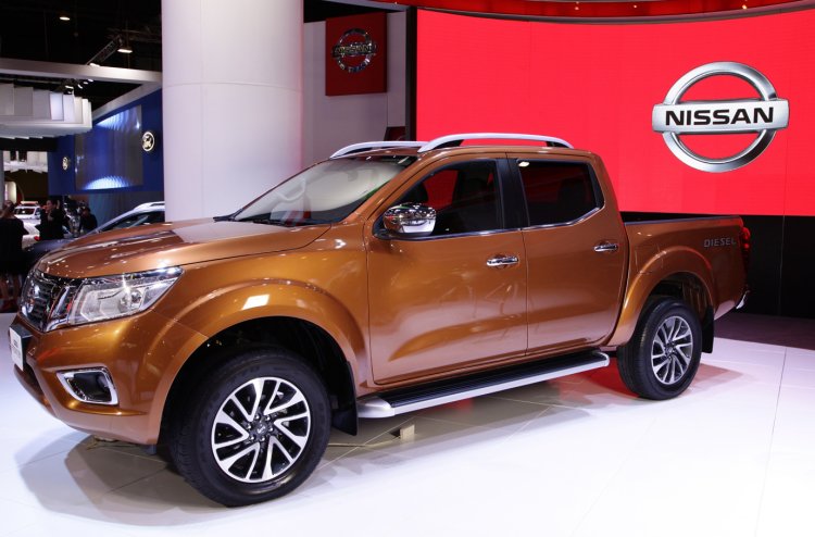 Nissan Frontier at the International Exhibition of Buenos Aires side