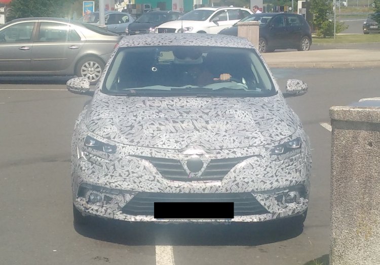 2016 Renault Megane front test mule spyshot
