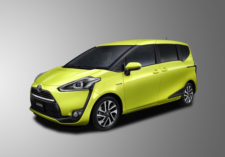2016 Toyota Sienta front three quarter unveiled in Japan