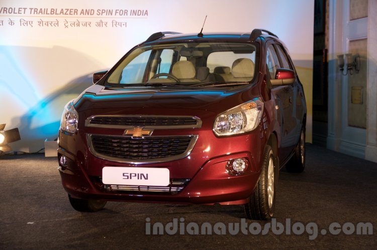 2017 Chevrolet Spin front quarter unveiled in Delhi
