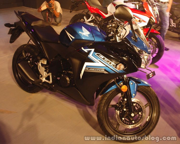 2015 Honda CBR150R front three quarter India spec from Revfest