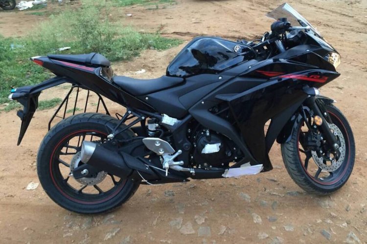 2015 Yamaha R3 CKD-spec side with saree guard spotted