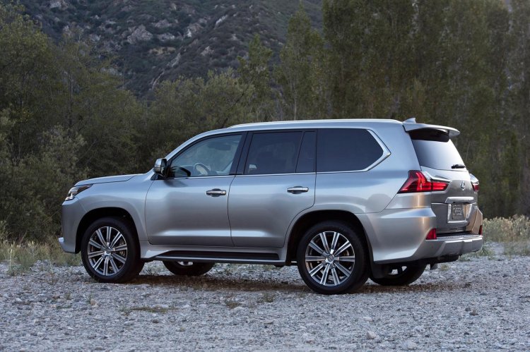 2016 Lexus LX side view press image