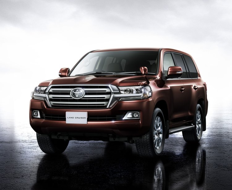 2016 Toyota Land Cruiser (facelift) front quarter launched press image