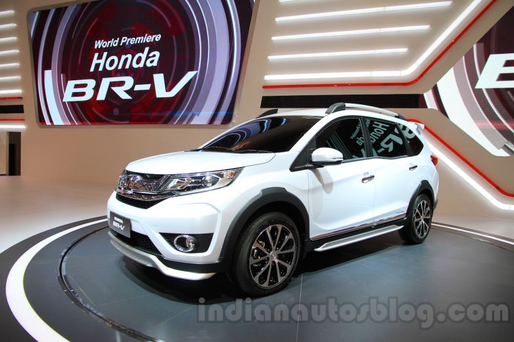 Honda BR-V white front three quarter at Gaikindo Indonesia International Auto Show 2015