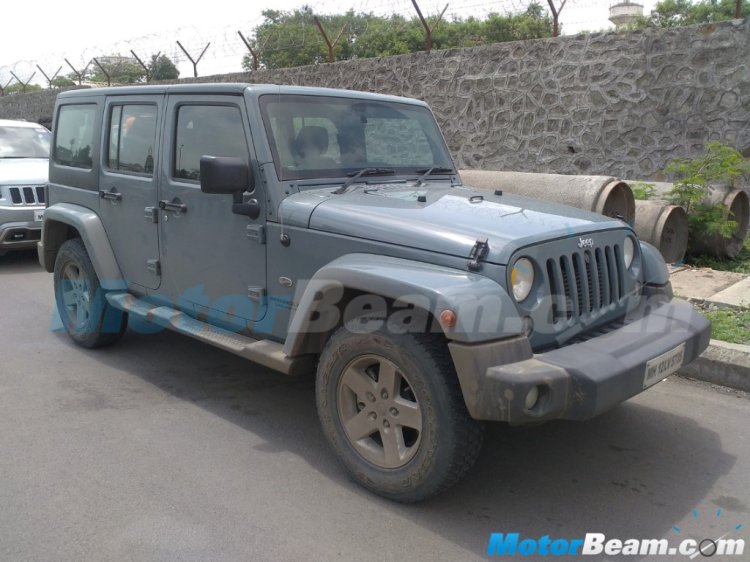 Jeep Wrangler Unlimited front three quarter spied