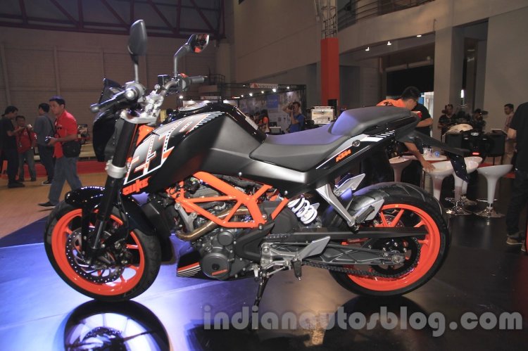 KTM Duke 250 side profile at the Indonesia International Motor Show 2015 (IIMS 2015)