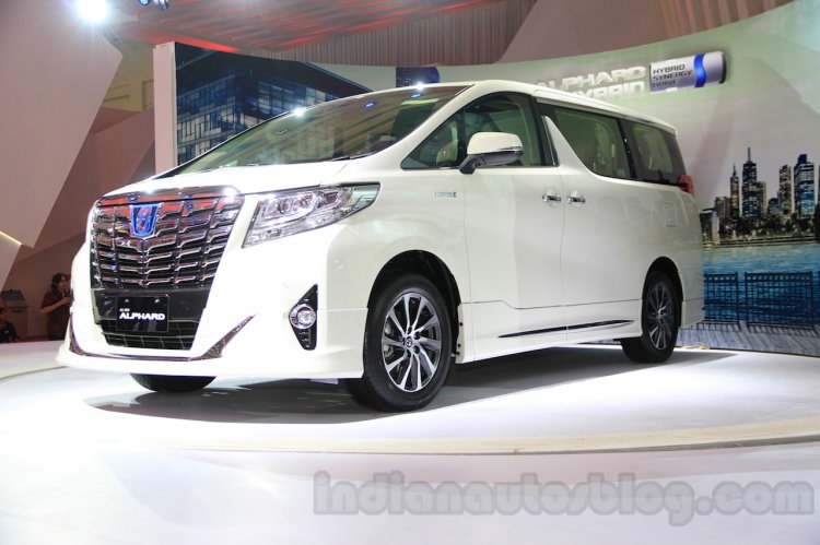 Toyota Alphard Hybrid front three quarter right at the Gaikindo Indonesia International Auto Show 2015