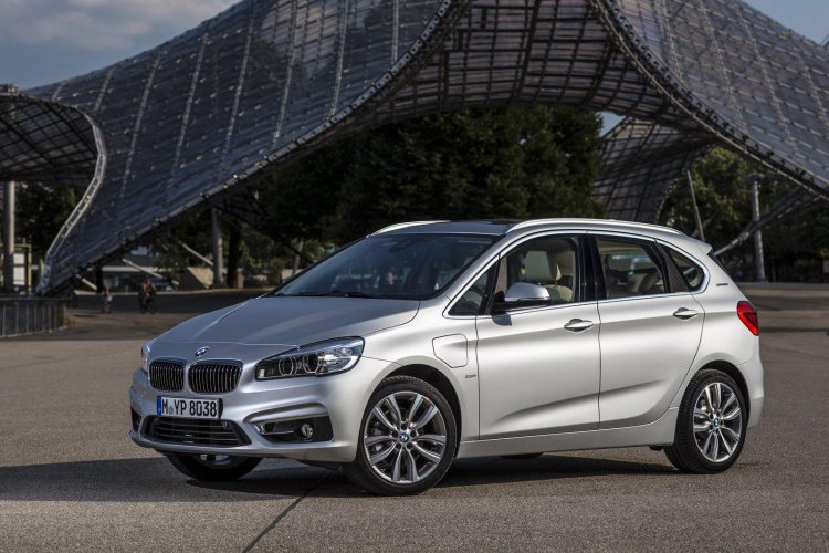 2015 BMW 225xe PHEV Active Tourer front three quarter unveiled