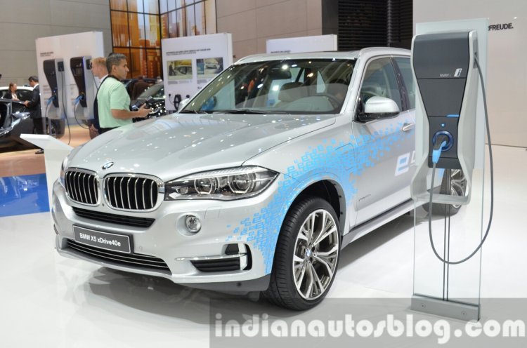 BMW X5 xDrive40e plug-in hybrid front three quarter right at IAA 2015