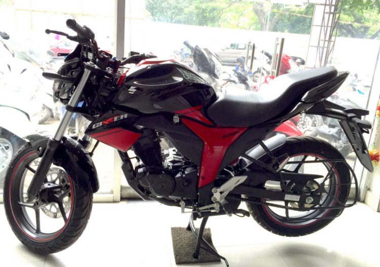 Candy Antares Red with Glass Sparkle Black (APS) side