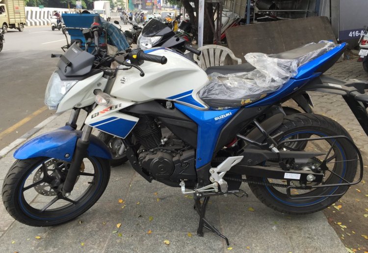 Suzuki Gixxer Metallic Triton Blue with Pearl Mirage White (BAQ) side