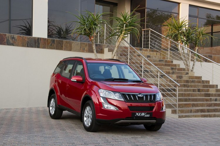 2015 Mahindra XUV500 front quarter launched in South Africa