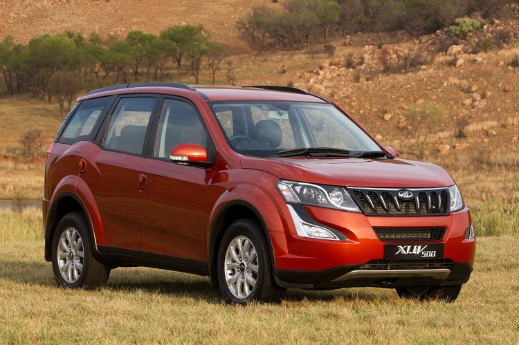 2015 Mahindra XUV500 front three quarter launched in South Africa