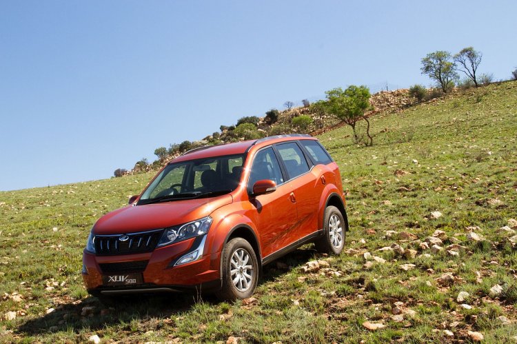 2015 Mahindra XUV500 front three quarter launched in South Africa