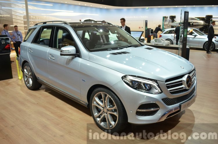2015 Mercedes GLE front three quarter at the IAA 2015