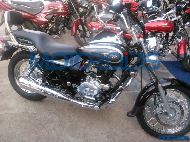 2016 Bajaj Avenger 220 Cruise spied at a dealership