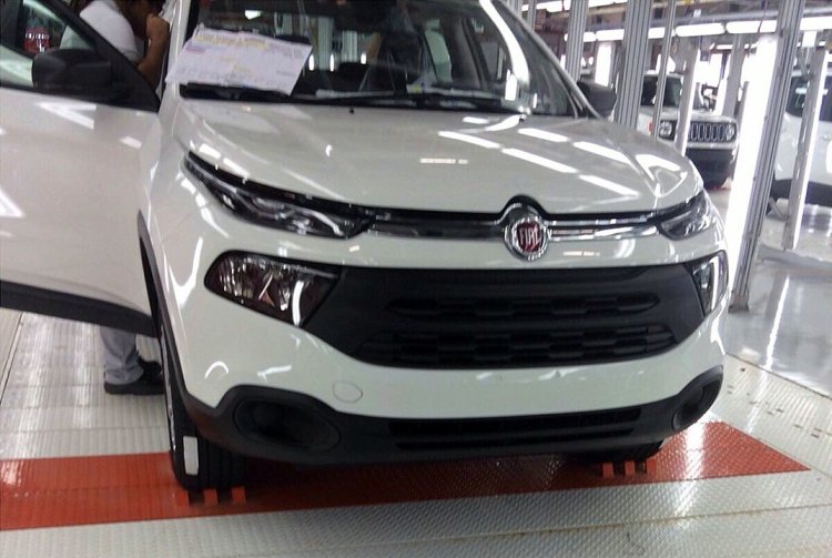 Fiat Toro front snapped undisguised on assembly line