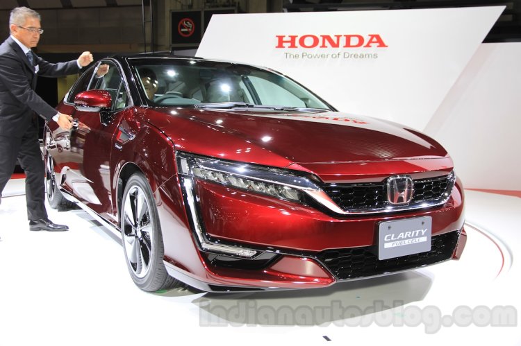 Honda Clarity Fuel Cell front three quarter left