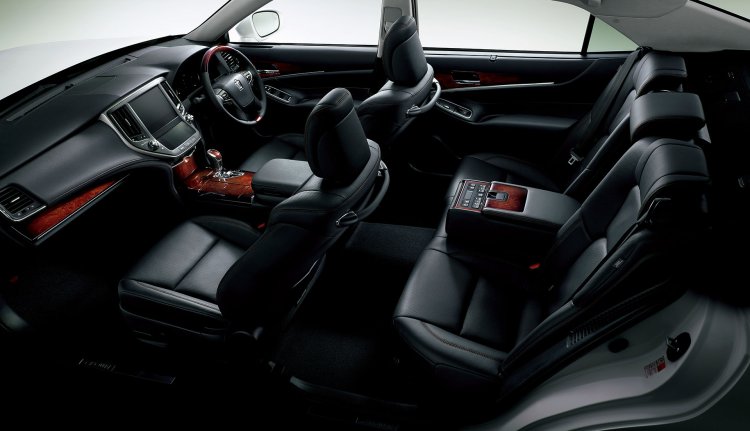 Toyota Crown Majesta interior official